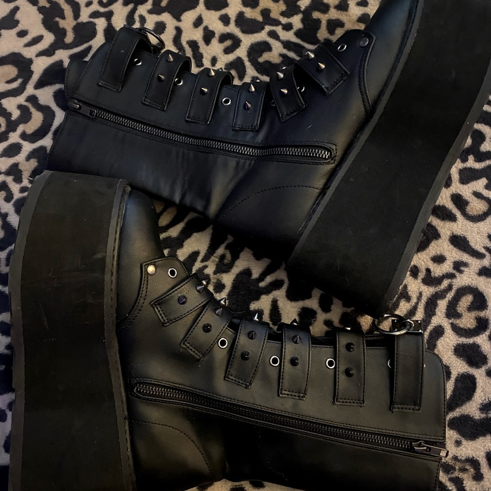 DEMONIA BOOTS (lightly worn) size 8!!